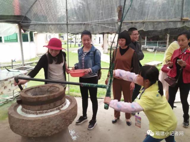 【圍觀】福建小記者走進(jìn)農(nóng)場(chǎng)體驗(yàn)農(nóng)耕樂趣