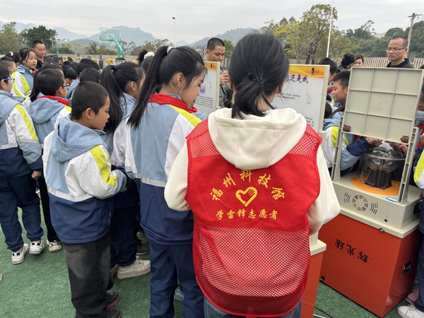 科普大篷車走進連江縣丹陽中心小學