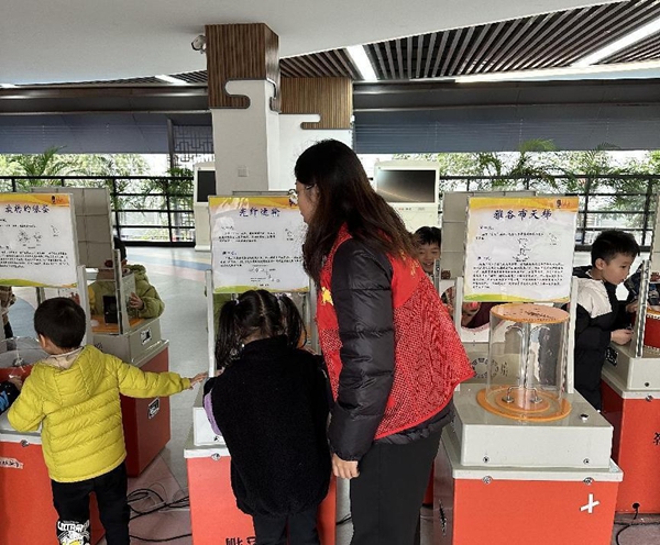 福州科技館科普大篷車走進(jìn)鼓樓第二中心小學(xué)