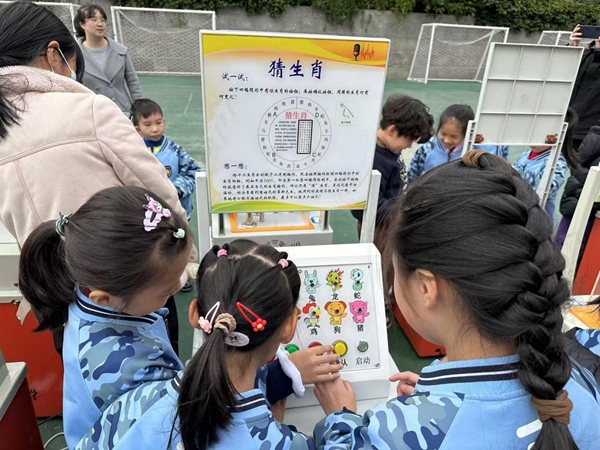 福州科技館科普大篷車走進(jìn)鼓山中心小學(xué)