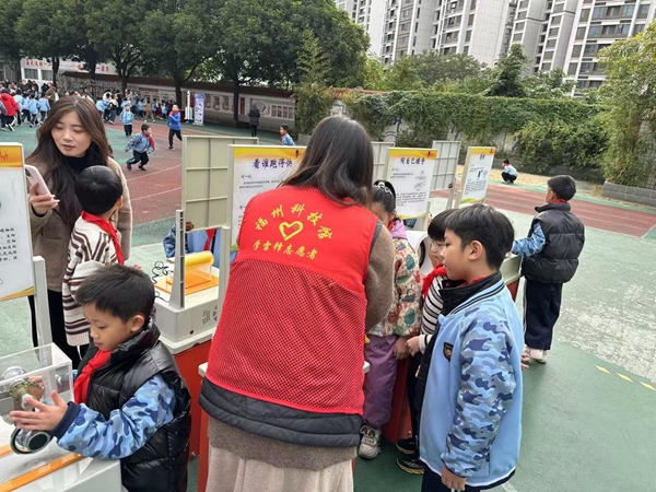 福州科技館科普大篷車走進(jìn)鼓山中心小學(xué)