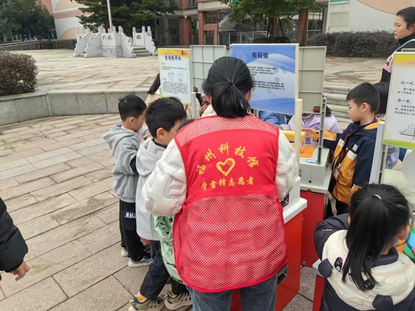 科普大篷車走進(jìn)高新區(qū)實驗小學(xué)