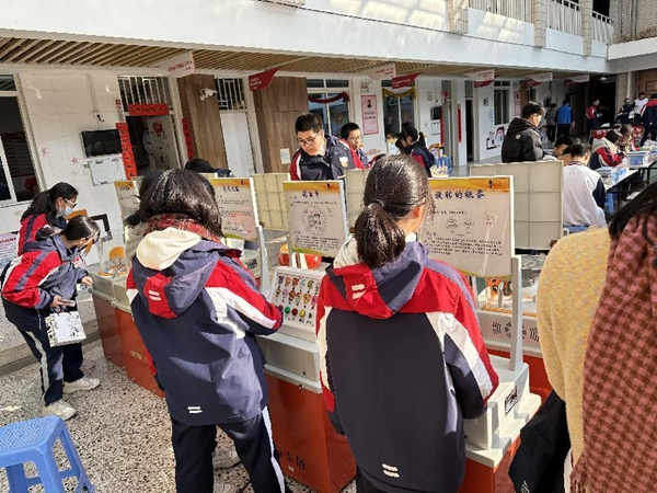 福州科技館科普大篷車(chē)走進(jìn)閩江學(xué)院附中