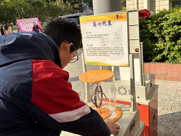 福州科技館科普大篷車(chē)走進(jìn)閩江學(xué)院附中