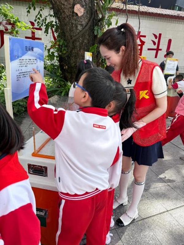 打開車門就是課堂！科普車帶你“沉浸式”玩轉(zhuǎn)科學(xué)——福州科技館科普大篷車走進(jìn)福州市新店中心小學(xué)
