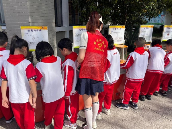 打開車門就是課堂！科普車帶你“沉浸式”玩轉(zhuǎn)科學(xué)——福州科技館科普大篷車走進(jìn)福州市新店中心小學(xué)