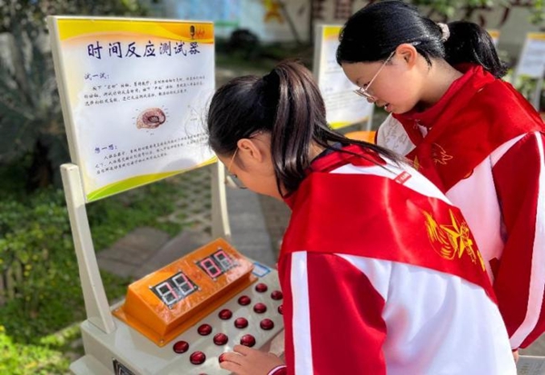 打開車門就是課堂！科普車帶你“沉浸式”玩轉(zhuǎn)科學(xué)——福州科技館科普大篷車走進(jìn)福州市新店中心小學(xué)