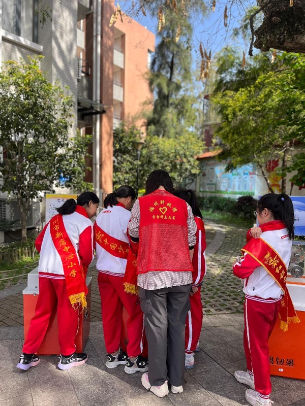 打開車門就是課堂！科普車帶你“沉浸式”玩轉(zhuǎn)科學(xué)——福州科技館科普大篷車走進(jìn)福州市新店中心小學(xué)