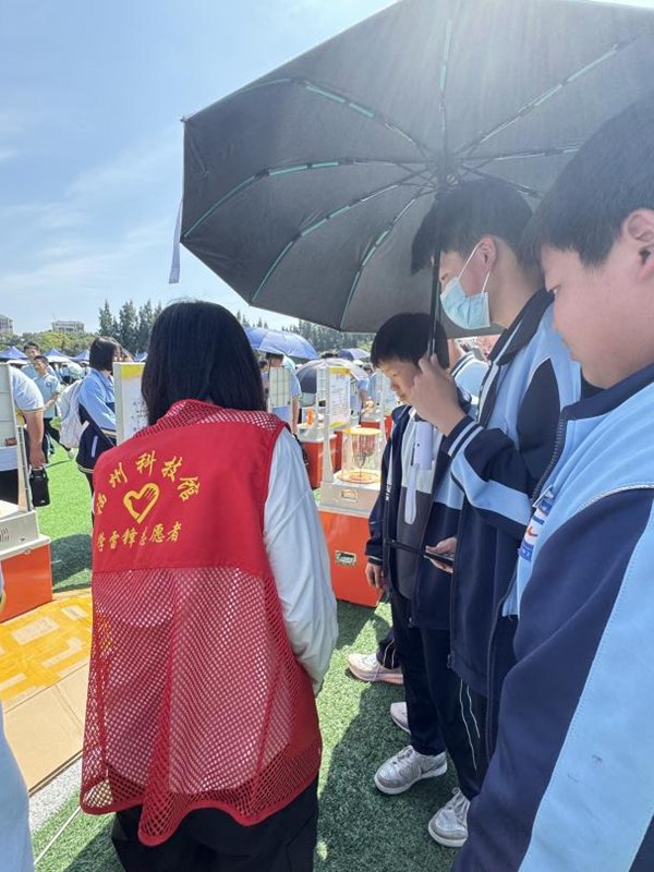“科技大篷車進校園，科藝雙馨潤童心”——福州科技館科普大篷車走進福清德旺中學(xué)