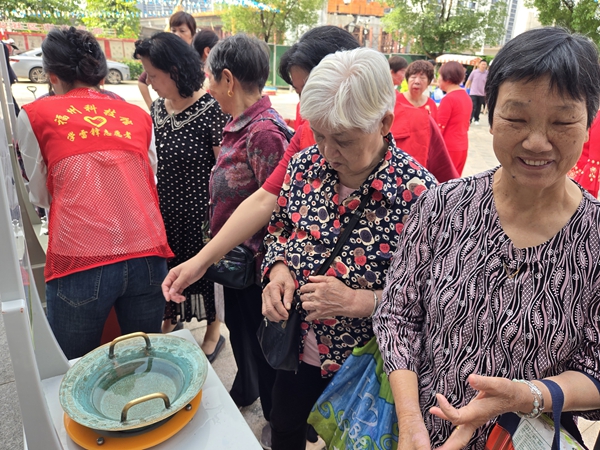 “科普零距離，歡樂滿宏山”——福州科技館科普車走進(jìn)鼓山鎮(zhèn)宏山社區(qū)