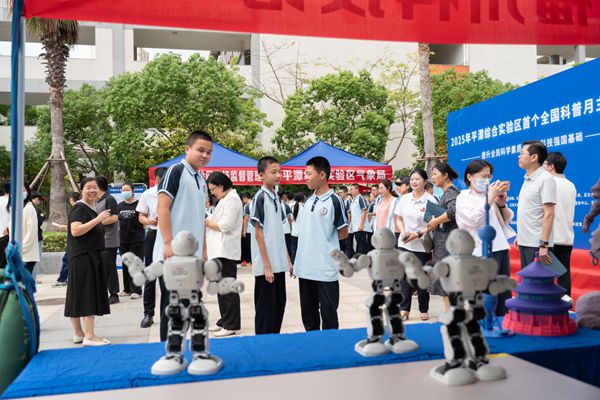 福州科技館科普大篷車開(kāi)進(jìn)平潭師大附中——全國(guó)科普月主場(chǎng)活動(dòng)啟動(dòng)，點(diǎn)燃校園科學(xué)熱情