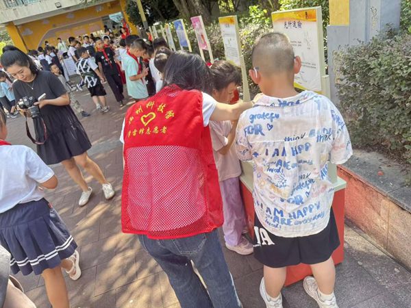 “科學(xué)巴士進校園，探索奇妙科學(xué)課”——福建開放大學(xué)附屬中學(xué)相約奇妙科學(xué)之旅