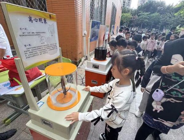 “追光科學(xué)家，驅(qū)動新征程”——福州市鼓山新區(qū)小學(xué)相約福州科技館共赴趣味科學(xué)之約