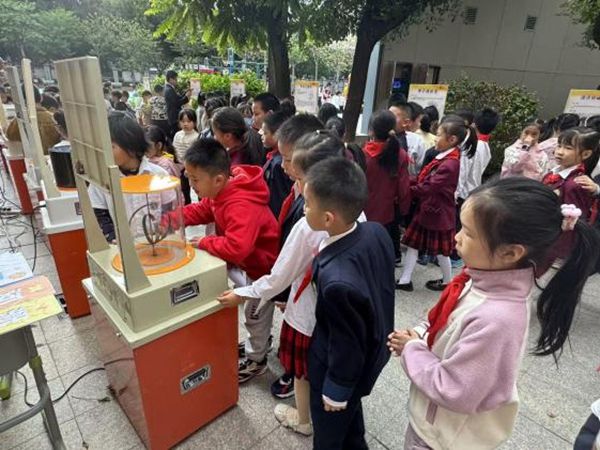 “追光科學(xué)家，驅(qū)動新征程”——福州市鼓山新區(qū)小學(xué)相約福州科技館共赴趣味科學(xué)之約