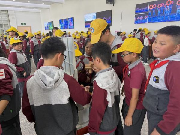 “科技伴成長，創(chuàng)新驅(qū)動夢”——連江縣第二實(shí)驗(yàn)小學(xué)相約福州科技館共尋科學(xué)佳境