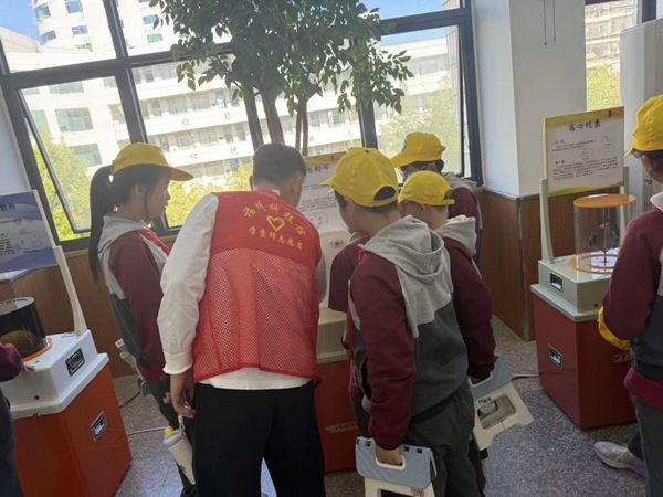 “科技伴成長，創(chuàng)新驅(qū)動夢”——連江縣第二實(shí)驗(yàn)小學(xué)相約福州科技館共尋科學(xué)佳境