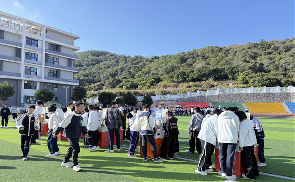 科普大篷車獻(xiàn)禮三十華誕 科技之光點(diǎn)亮融城未來——福州科技館科普進(jìn)校園活動賦能融城中學(xué)30周年校慶