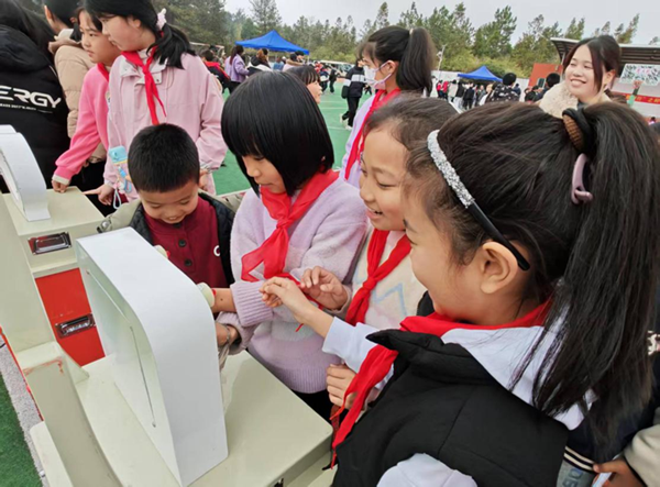 赴一場科技之約 種一個(gè)未來夢想 ——福州科技館科普大篷車駛?cè)腴}侯大湖中學(xué)點(diǎn)亮科學(xué)夢  