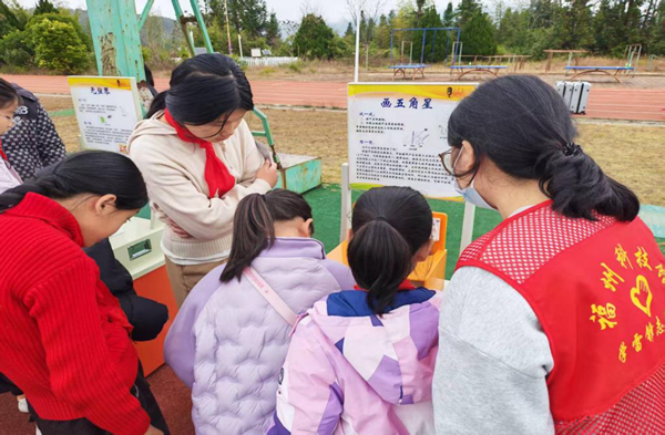赴一場科技之約 種一個(gè)未來夢想 ——福州科技館科普大篷車駛?cè)腴}侯大湖中學(xué)點(diǎn)亮科學(xué)夢  