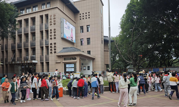 大篷車進(jìn)校園 科普潤童心——福州科技館助力烏山小學(xué)科技節(jié)趣味啟幕