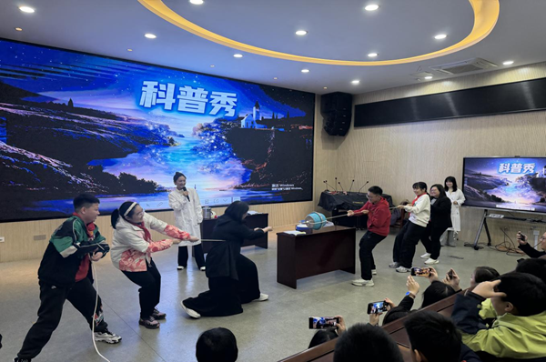 大篷車進(jìn)校園 科普潤童心——福州科技館助力烏山小學(xué)科技節(jié)趣味啟幕