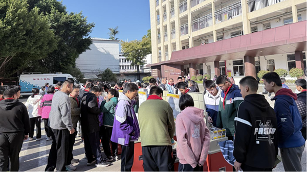 大篷車“駛”入銅盤中學(xué) 科技熱潮點(diǎn)燃少年探索心——福州銅盤中學(xué)2025年科技節(jié)精彩啟幕