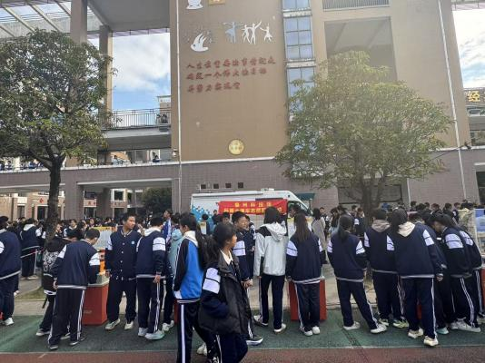 “科創(chuàng)筑夢(mèng)，藝彩紛揚(yáng)”——馬尾區(qū)江濱中學(xué)相約福州科技館共探趣味科學(xué)之約