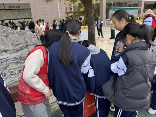 “科創(chuàng)筑夢(mèng)，藝彩紛揚(yáng)”——馬尾區(qū)江濱中學(xué)相約福州科技館共探趣味科學(xué)之約