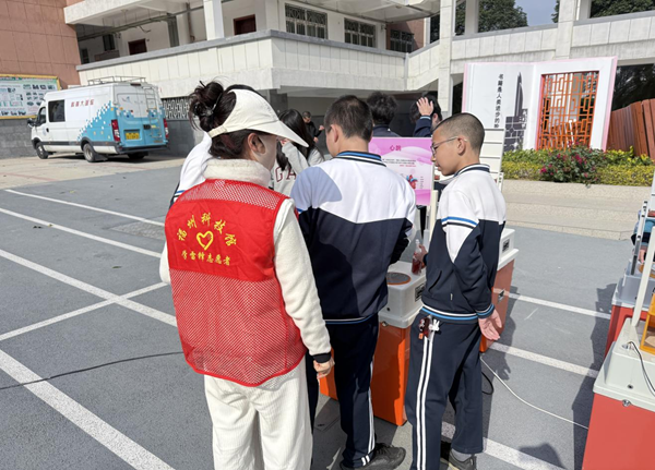科藝節(jié)添“科”味！福州科技館大篷車與二附中學(xué)子共赴科創(chuàng)之約