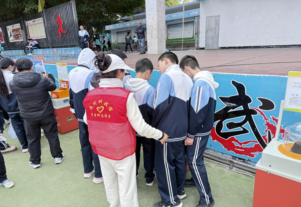 智驅(qū)浮倉(cāng) 藝啟新程——福州科技館科普大篷車燃動(dòng)福州七中2025科藝節(jié)