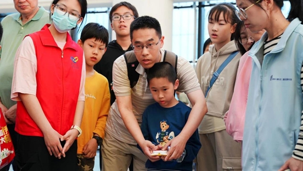 福州科技館“科技普及·創(chuàng)新未來”五一主題活動圓滿舉辦——互動體驗點燃科學(xué)熱情，光影盛宴點亮榕城之夜