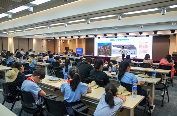 2025榕臺(tái)科技研學(xué)活動(dòng)首日在福州科技館精彩啟幕——兩岸青少年共探科學(xué)奧秘 院士領(lǐng)航點(diǎn)燃科技?jí)粝? alt=