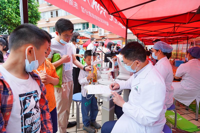 2021年福州市科技活動(dòng)周開(kāi)幕，眼健康科普體驗(yàn)吸引百人圍觀