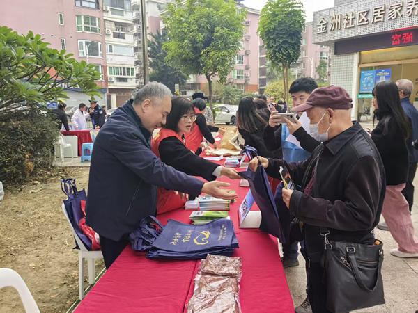 “平安反邪進(jìn)萬家”反邪教宣傳系列活動(dòng)走進(jìn)倉山金洲社區(qū)