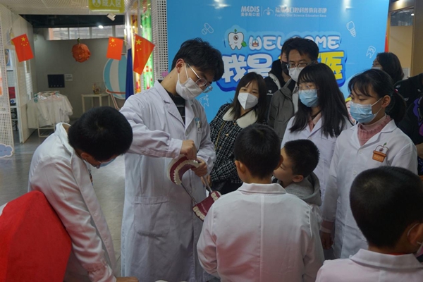 美蒂斯口腔科普教育基地“我是小牙醫(yī)”社會實踐營活動
