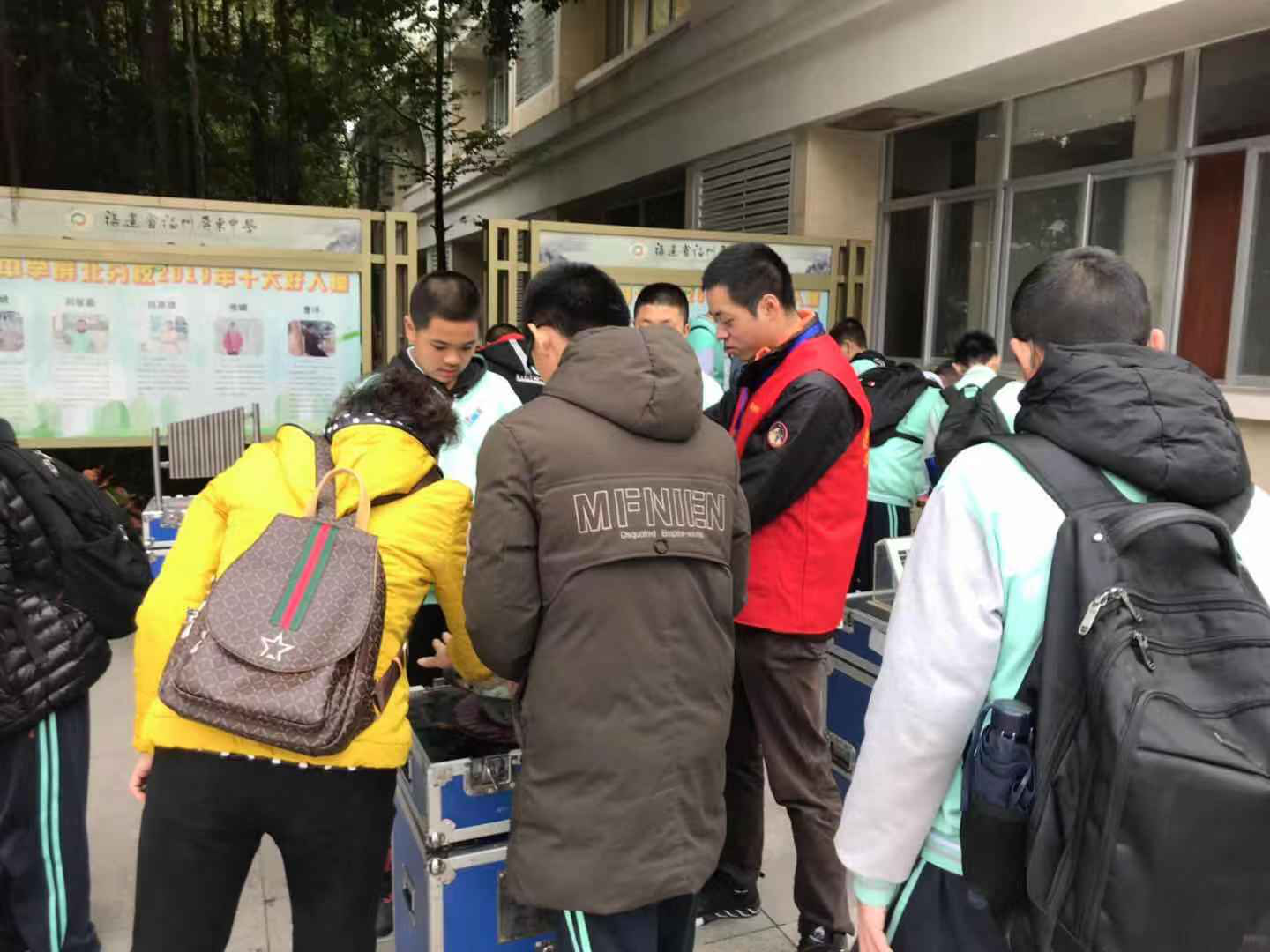 “科普進(jìn)校園— —福州科技館送科普進(jìn)日升中學(xué)、屏東中學(xué)和屏北分?！? width=
