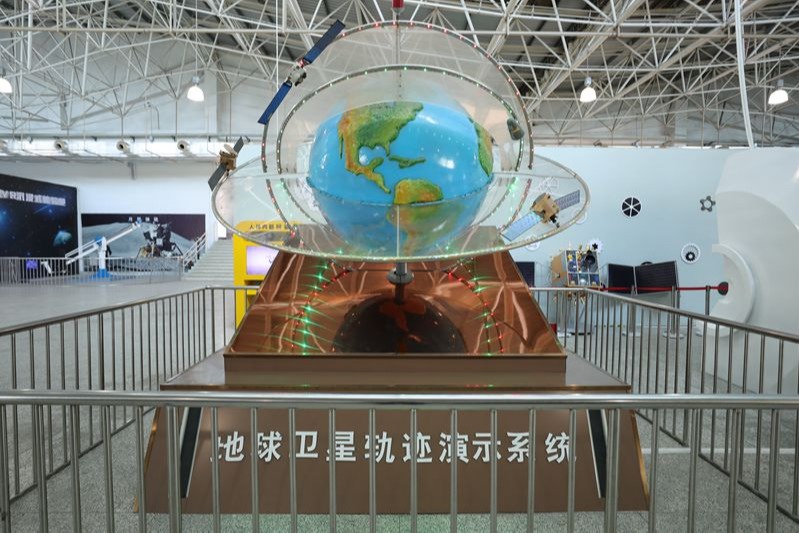 地球衛(wèi)星軌跡演示系統(tǒng)