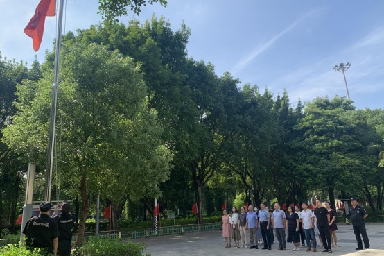 福州科技館舉行慶祝新中國(guó)成立74周年“迎國(guó)慶升國(guó)旗”儀式