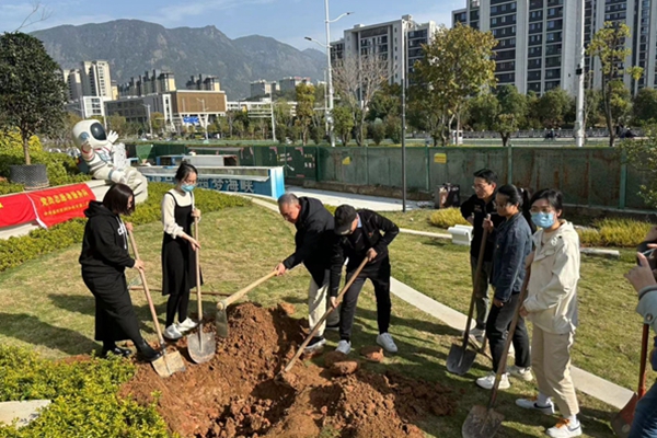 市科協(xié)機(jī)關(guān)二支部開展“黨建引領(lǐng)添新綠，科普為民促發(fā)展”植樹護(hù)綠活動(dòng)