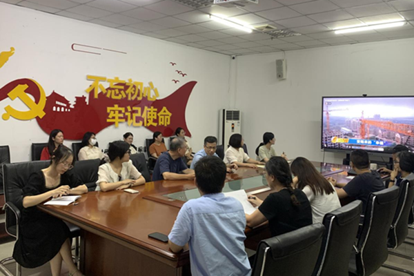 組織觀看廉政教育警示片《受賄來的“幸?！薄贰?月黨員活動(dòng)日