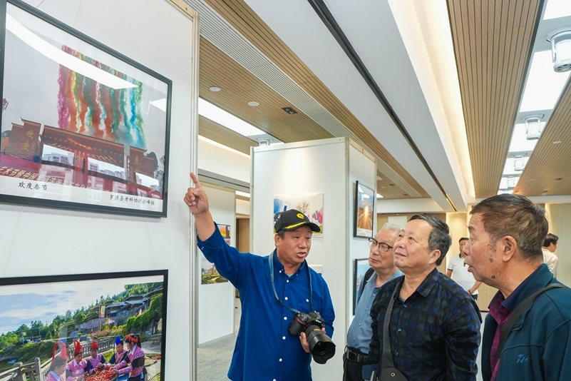 “翰墨頌國(guó)慶 丹青繪輝煌”書(shū)畫(huà)攝影展在福州科技館新館開(kāi)幕