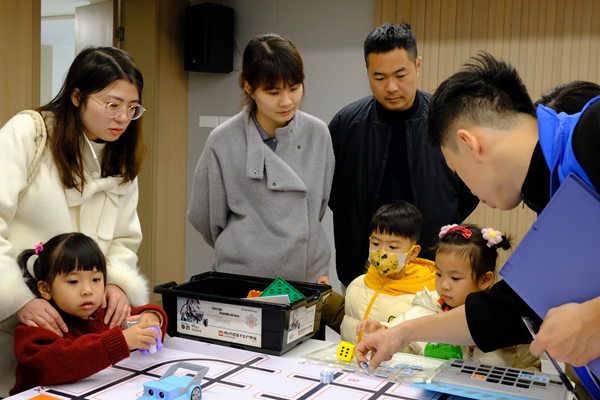 探秘科技，親子共融——80余組家庭在福州科技館開(kāi)啟奇妙科技之旅