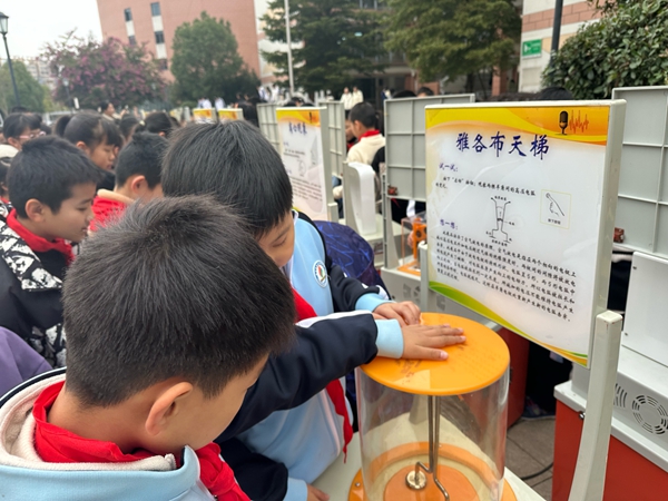 科普大篷車走進高新區(qū)實驗小學(xué)