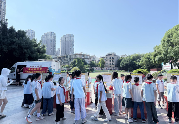 把科學(xué)裝進(jìn)少年口袋——福州科技館科普大篷車“相約”倉(cāng)山區(qū)教師進(jìn)修附屬第二小學(xué)