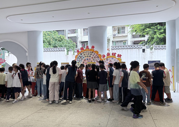 福州科技館科普大篷車駛?cè)雮}(cāng)山一小，點(diǎn)燃“科技逐夢(mèng)”主題月