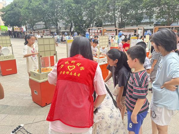 “智享長(zhǎng)樂(lè)科普月，解鎖科學(xué)新答案”——長(zhǎng)樂(lè)區(qū)洞江小學(xué)迎來(lái)奇妙科普之旅