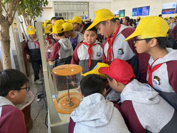 “科技伴成長(zhǎng)，創(chuàng)新驅(qū)動(dòng)夢(mèng)”——連江縣第二實(shí)驗(yàn)小學(xué)相約福州科技館共尋科學(xué)佳境