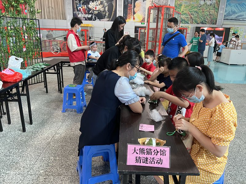 海峽（福州）大熊貓研究中心開(kāi)展 “攜手國(guó)寶，“粽”享端午”科普活動(dòng)