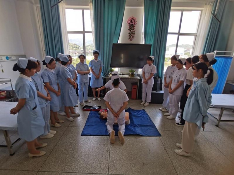 衛(wèi)生知識(shí)分館赴福州科技館開展“我為群眾辦實(shí)事，急救科普零距離”主題黨日活動(dòng)