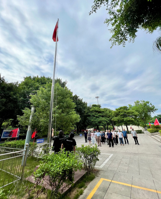福州科技館舉行升旗儀式 慶祝中華人民共和國(guó)成立73周年